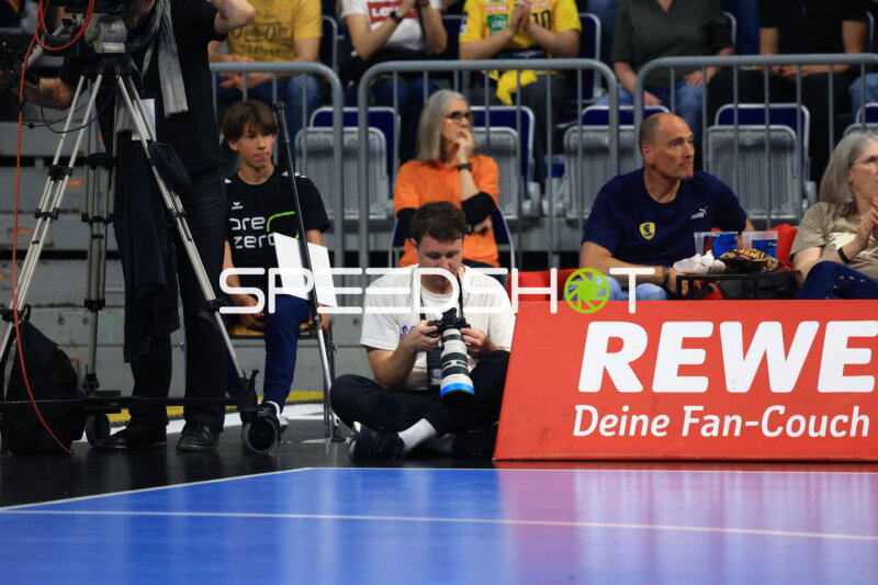 Zuschauer und Medien in der SAP Arena