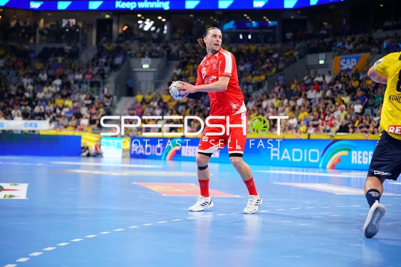 Olle Forsell Schefvert (25; MT Melsungen) mit Ball