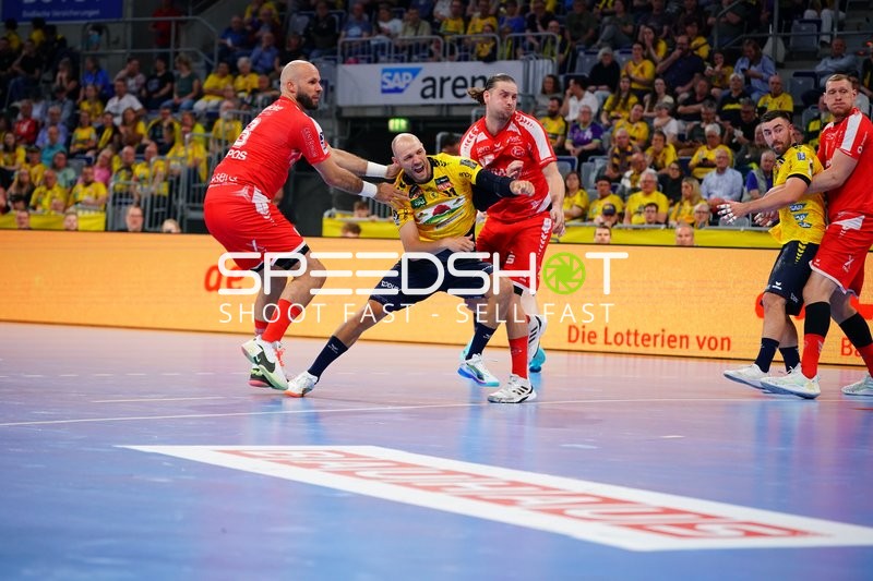 Szene mit Adrian Sipos (8; MT Melsungen) und Lukas Sandell (11; Rhein Neckar Löwen)