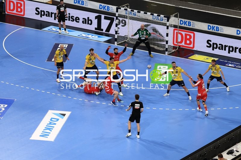 Steven Plucnar Jacobsen (#9, RNL) und David More (#15, RNL) im Angriff gegen MT Melsungen