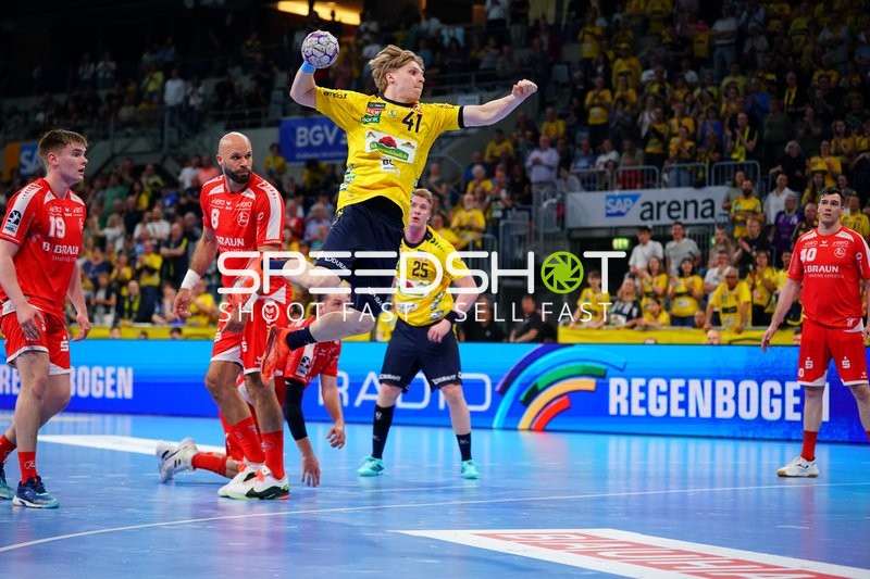 Szene mit Elias Ciudad-Benitez (41; Rhein Neckar Löwen) und Adrian Sipos (8; MT Melsungen)