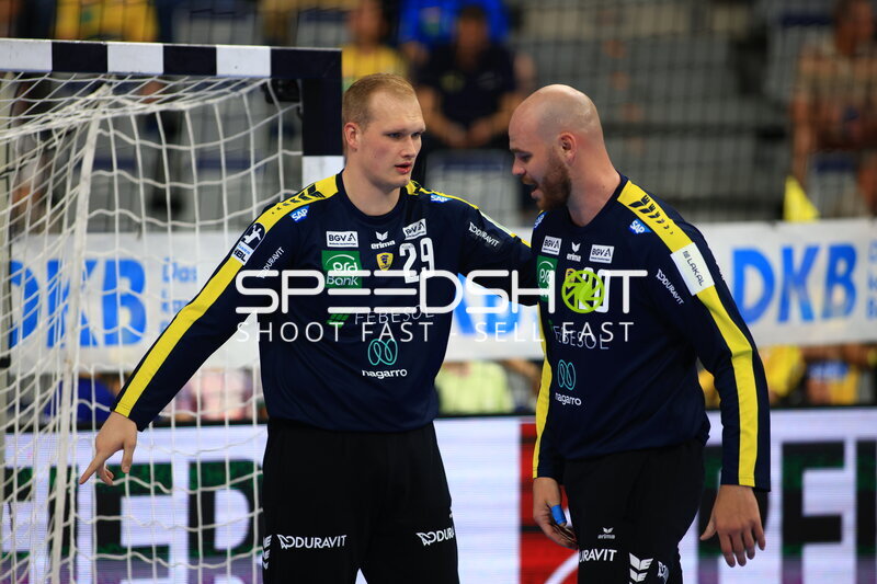 Szene mit David Späth (29; Rhein Neckar Löwen) und Mike Jensen (20; Rhein Neckar Löwen)