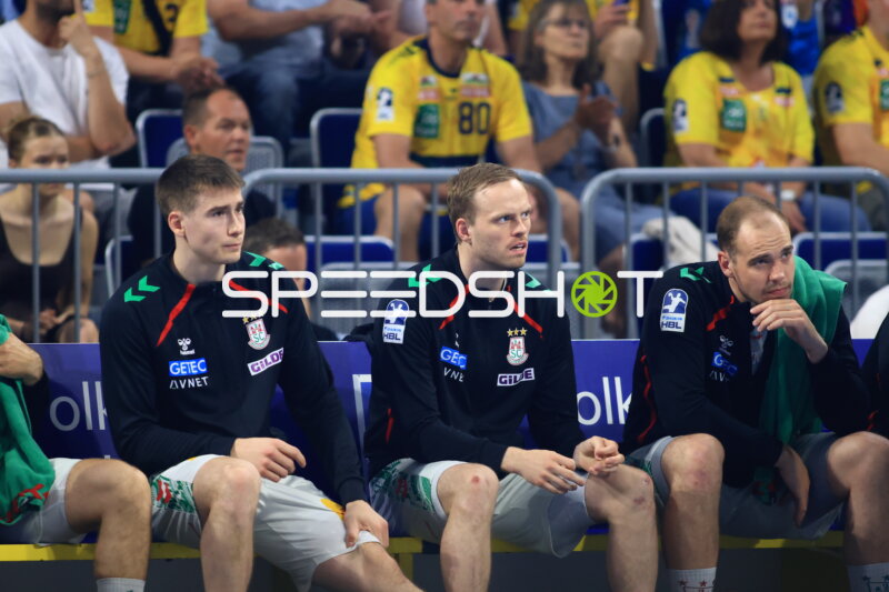 Manuel Zehnder und Omar Ingi Magnusson (SC Magdeburg) auf der Bank in der SAP Arena