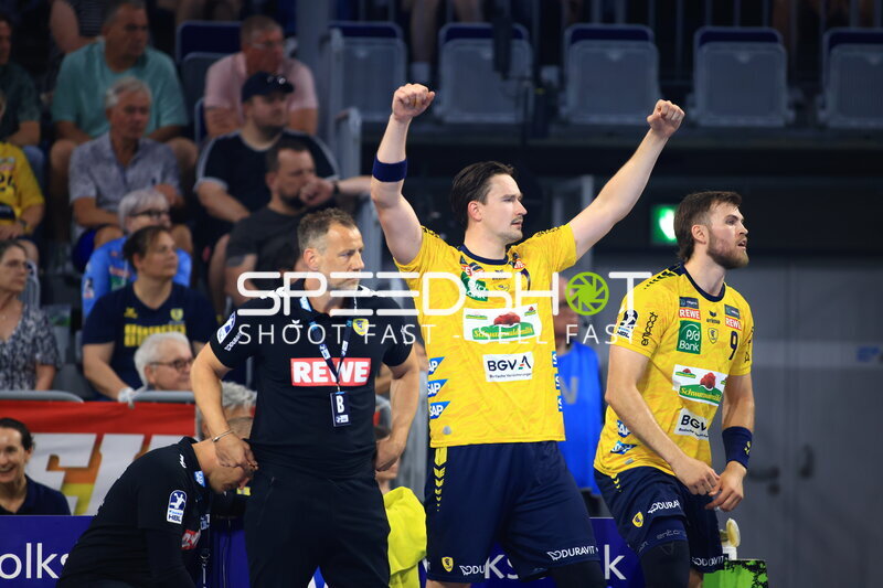 Robert Timmermeister jubelt mit Maik Machulla und Steven Plucnar Jacobsen (Rhein Neckar Löwen) in der SAP Arena