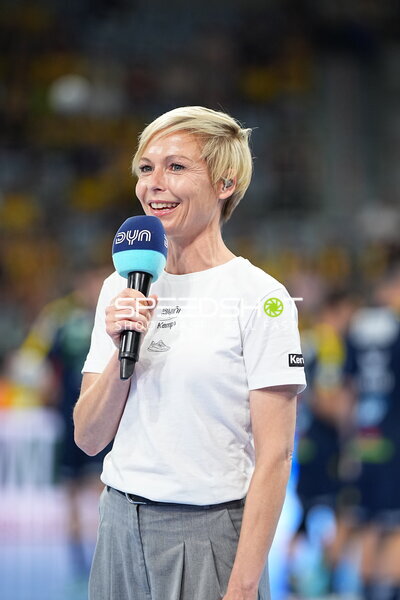 Moderatorin Anett Sattler mit DYN-Mikrofon in der SAP Arena