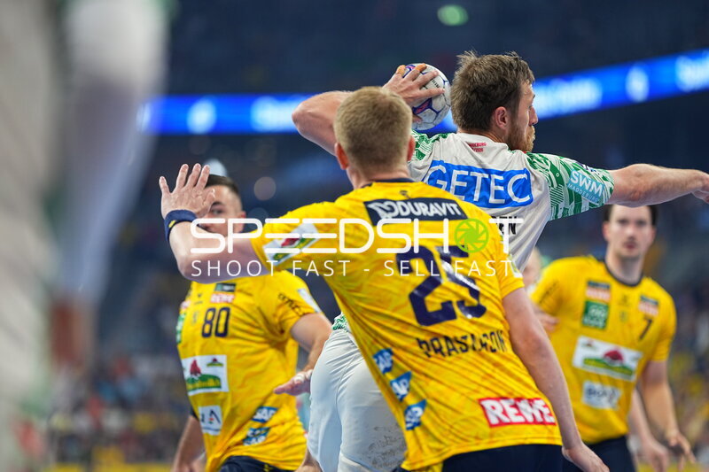 SC Magdeburg unter Druck: Wurf gegen Haukur Thrastarson (#25, Rhein Neckar Löwen)