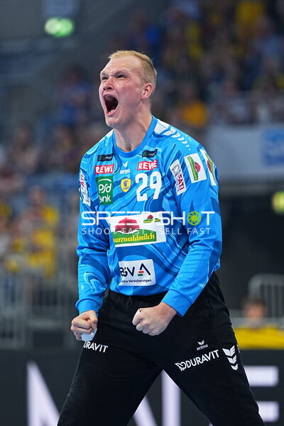 Torwart David Späth (#29, Rhein Neckar Löwen) jubelt in der SAP Arena