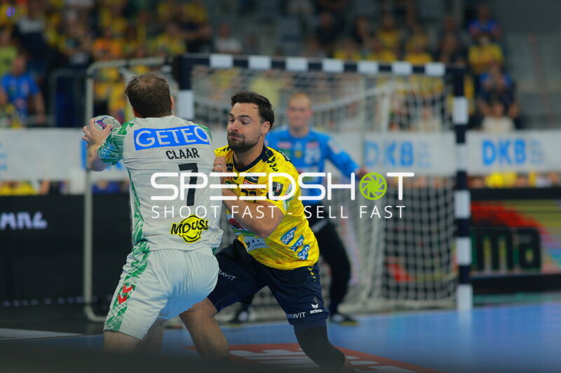 Felix Claar (SC Magdeburg) #7 im Zweikampf gegen Rhein Neckar Löwen in der SAP Arena