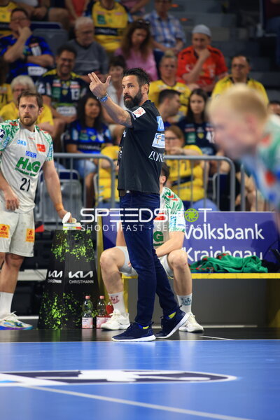 Albin Lagergren (#21, SC Magdeburg) an der Seitenlinie in der SAP Arena