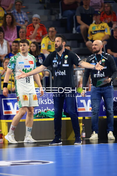 Elvar Örn Jonsson (#19, SC Magdeburg) an der Seitenlinie in der SAP Arena