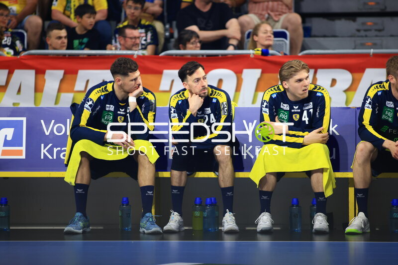 Sebastian Heymann, Patrick Groetzki und Elias Ciudad-Benitez (Rhein Neckar Löwen) auf der Bank