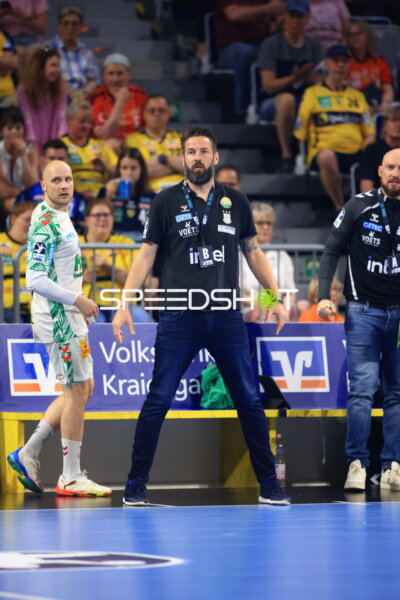 Bennet Wiegert (SC Magdeburg) gibt Anweisungen neben Daniel Pettersson in der SAP Arena