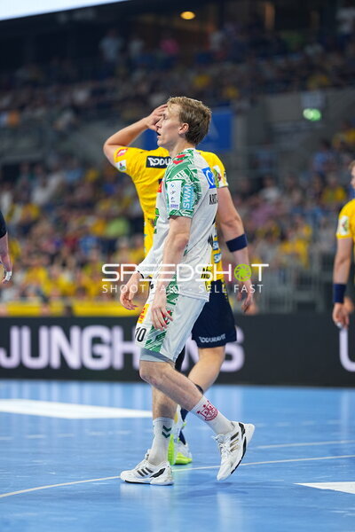 SC Magdeburg #10 Gisli Kristjansson im Zweikampf gegen Rhein Neckar Löwen in der SAP Arena