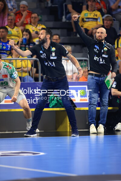 Bennet Wiegert (SC Magdeburg) feuert sein Team in der SAP Arena an