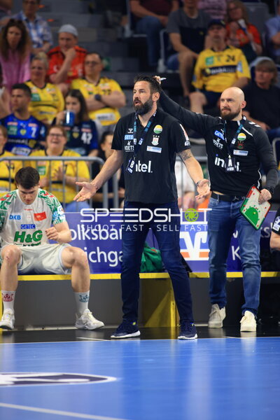 SC Magdeburg Trainer Bennet Wiegert gibt Anweisungen an der Seitenlinie in der SAP Arena