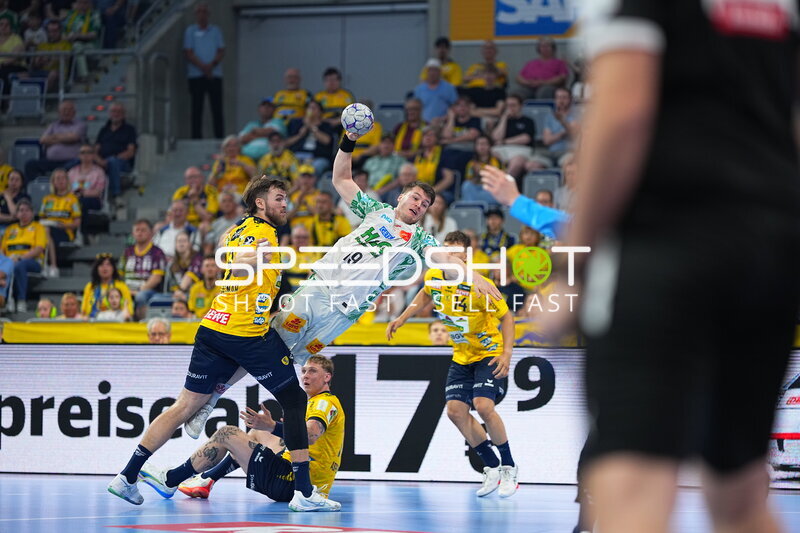 Elvar Örn Jonsson (#19, SC Magdeburg) im Wurf gegen Rhein Neckar Löwen in der SAP Arena