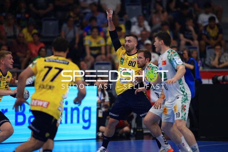 Jannik Kohlbacher (#80, Rhein-Neckar Löwen) im Zweikampf gegen SC Magdeburg in der SAP Arena