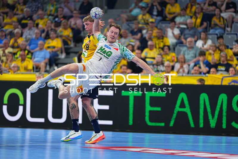 Felix Claar (SC Magdeburg) beim Wurf gegen Rhein Neckar Löwen in der SAP Arena