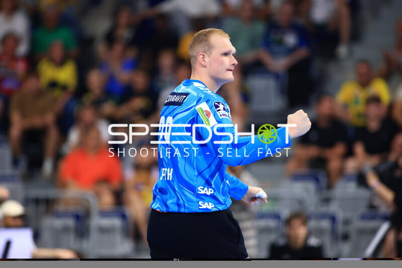 David Späth (#29; Rhein Neckar Löwen) ballt die Faust