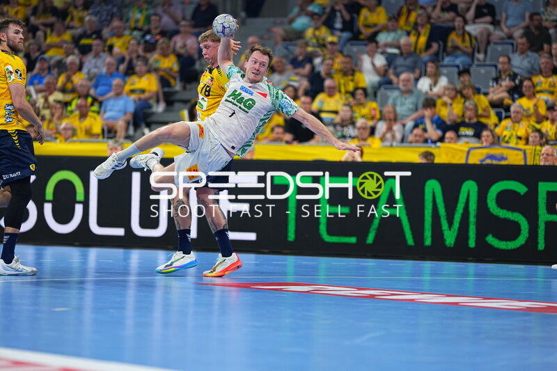 Steven Plucnar Jacobsen (#9; Rhein Neckar Löwen) beim Wurf in der SAP Arena