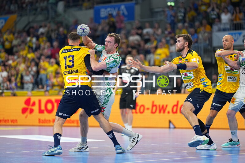 Sebastian Heymann (#13; Rhein Neckar Löwen) blockt SC Magdeburg Angreifer