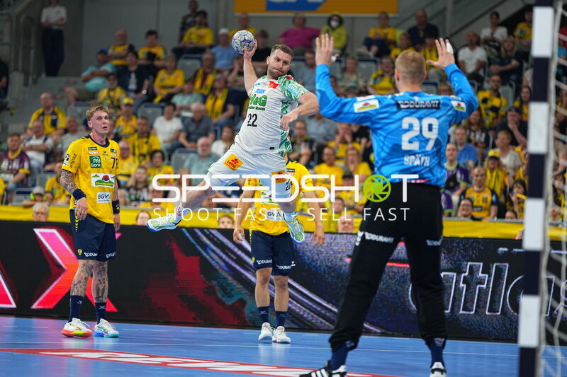 Albin Lagergren (#21; SC Magdeburg) beim Sprungwurf gegen David Späth (#29; Rhein Neckar Löwen)