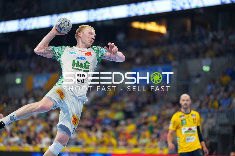 Magnus Saugstrup (#23; SC Magdeburg) beim Sprungwurf in der SAP Arena
