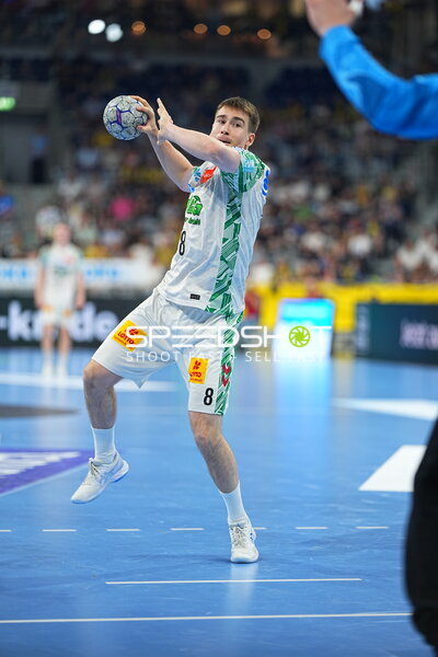 Manuel Zehnder (#8; SC Magdeburg) beim Wurf in der SAP Arena