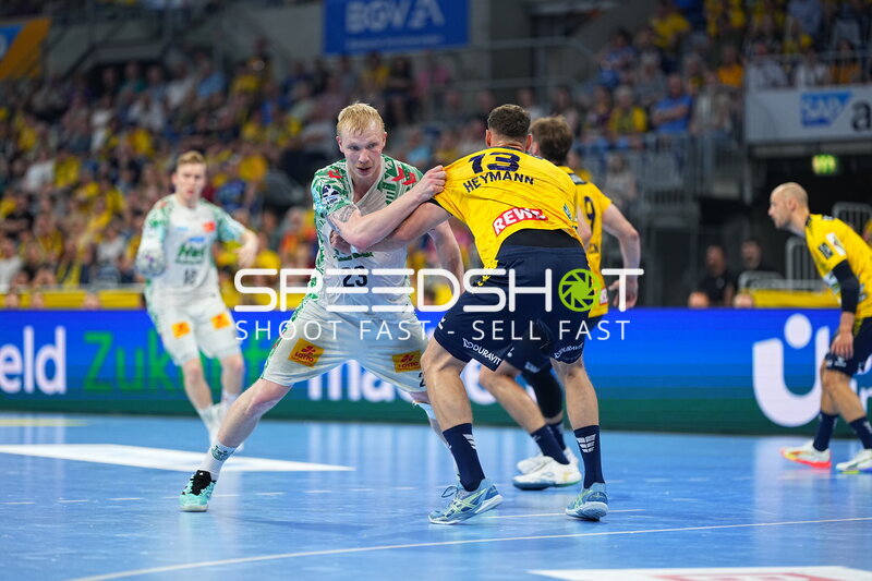 Magnus Saugstrup (#23; SC Magdeburg) im Zweikampf gegen Sebastian Heymann (#13; Rhein Neckar Löwen)