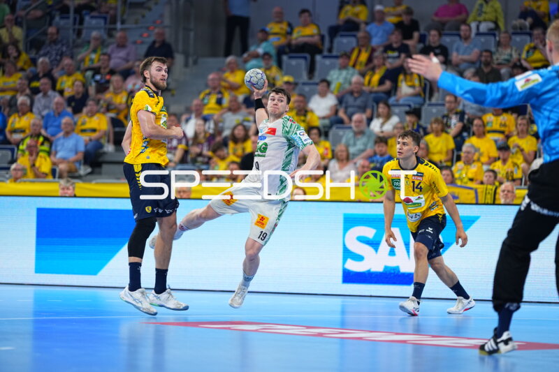 Elvar Örn Jonsson (#19; SC Magdeburg) zieht ab gegen Rhein Neckar Löwen