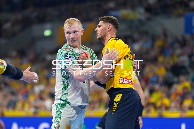 Magnus Saugstrup (#23; SC Magdeburg) im Zweikampf mit Sebastian Heymann (#13; Rhein Neckar Löwen)
