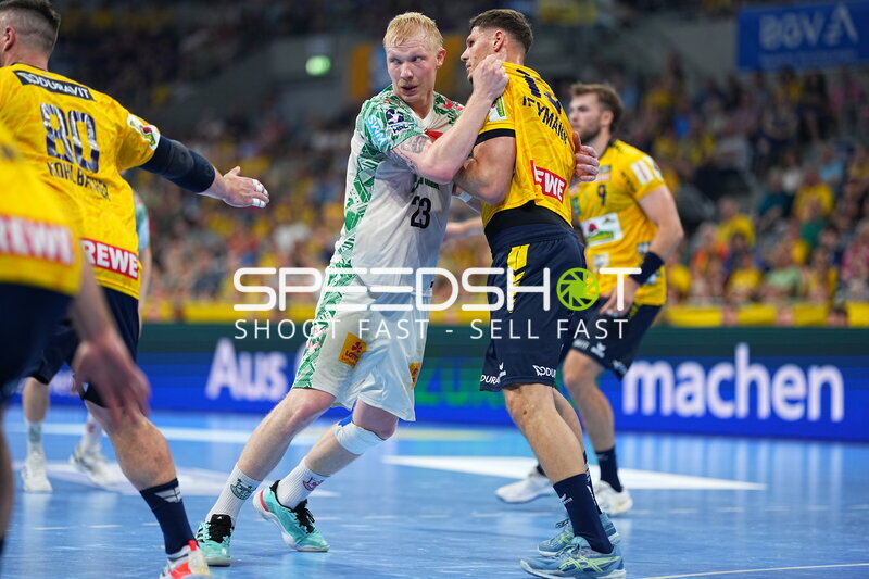 Magnus Saugstrup (#23; SC Magdeburg) im Zweikampf gegen Sebastian Heymann