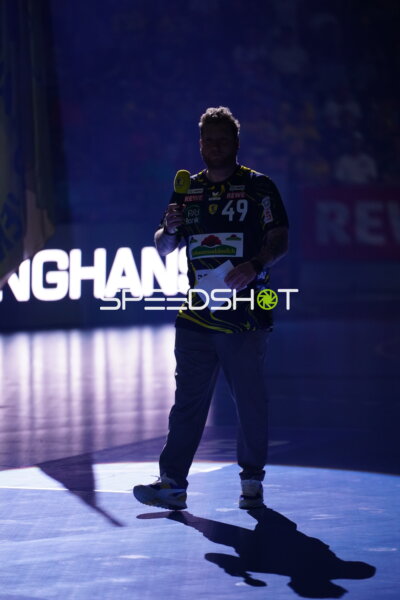 Kevin Gerwin (#49; Rhein Neckar Löwen) moderiert in der SAP Arena