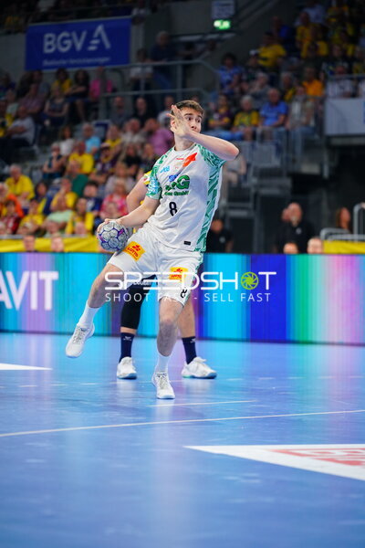 Manuel Zehnder (#8; SC Magdeburg) beim Wurfansatz in der SAP Arena