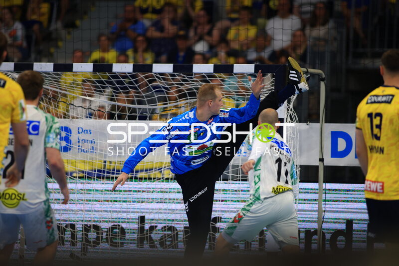 David Späth (#29; Rhein Neckar Löwen) bei spektakulärer Parade