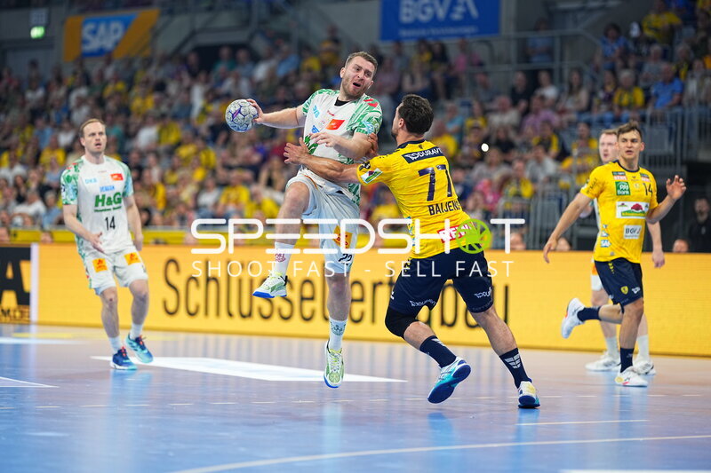 Zweikampf: SC Magdeburg #22 gegen Dani Baijens (#77; Rhein Neckar Löwen)
