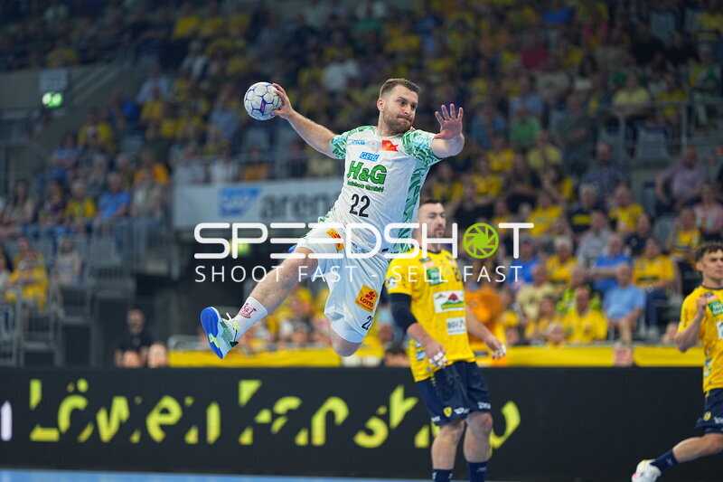 Magnus Saugstrup (#23; SC Magdeburg) beim Sprungwurf in der SAP Arena