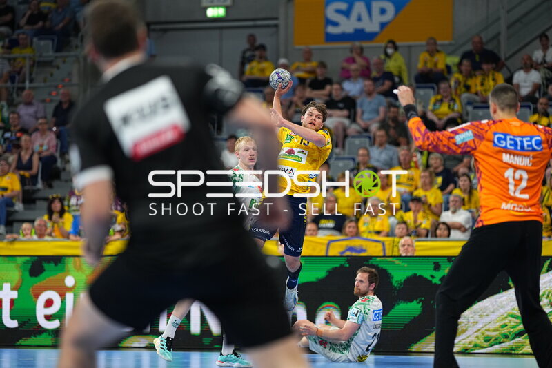David Möré (#15; Rhein Neckar Löwen) beim Sprungwurf gegen SC Magdeburg