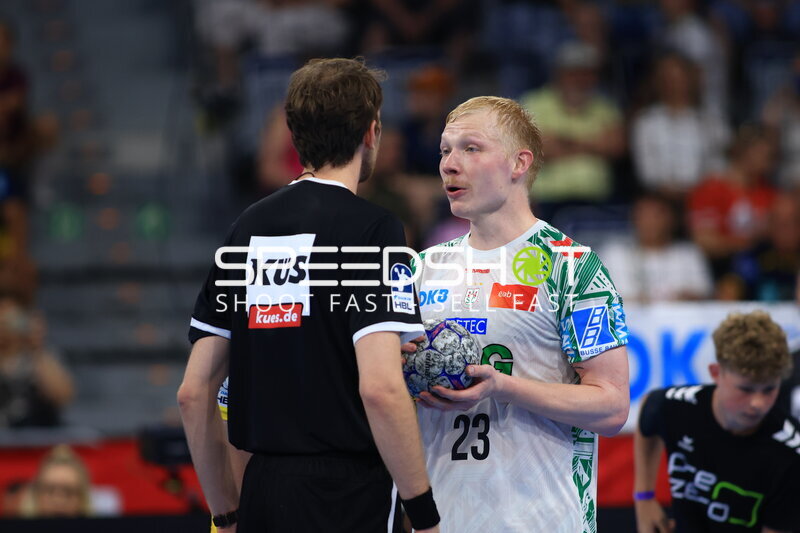 Magnus Saugstrup (#23; SC Magdeburg) im Gespräch mit Schiedsrichter