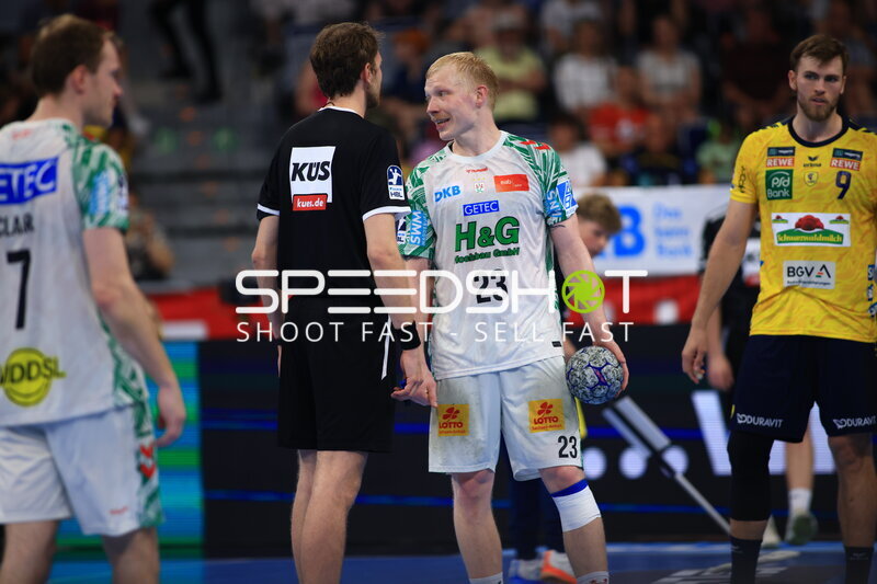 Magnus Saugstrup (#23; SC Magdeburg) im Gespräch mit Schiedsrichter