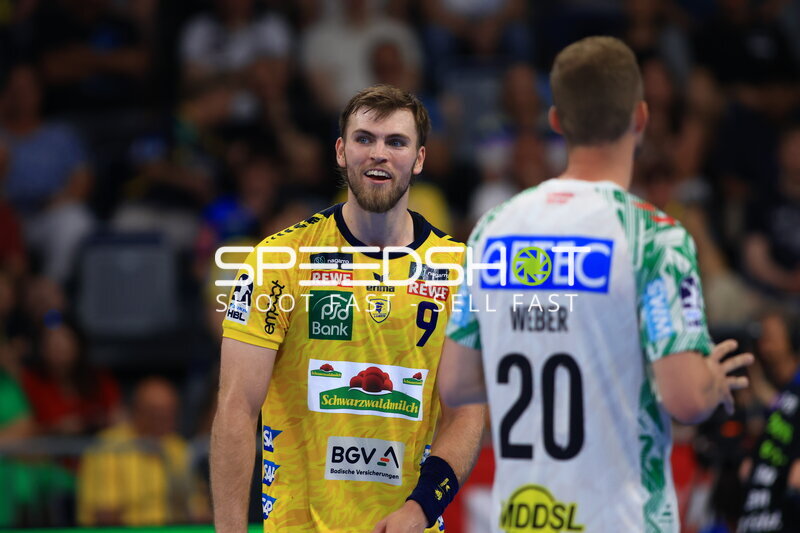 Steven Plucnar Jacobsen (#9; Rhein Neckar Löwen) im Duell mit Philipp Weber