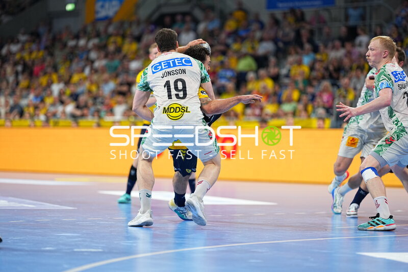 Elvar Örn Jonsson (#19; SC Magdeburg) im Zweikampf in der SAP Arena