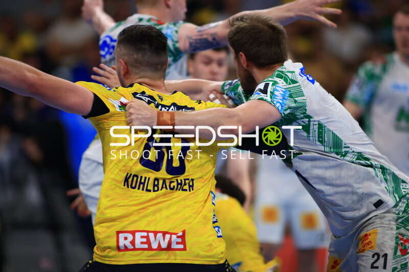 Jannik Kohlbacher (#80; Rhein Neckar Löwen) im Zweikampf gegen Albin Lagergren (#21; SC Magdeburg)