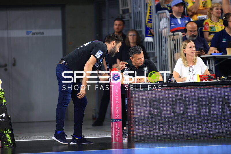 Trainer im Gespräch mit Kampfgericht in der SAP Arena