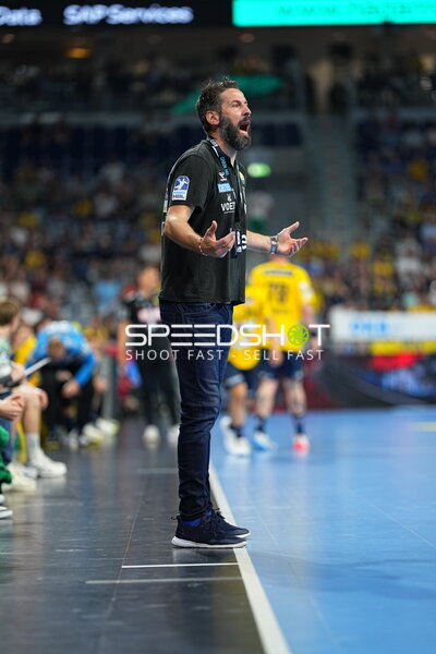 Bennet Wiegert (Trainer; SC Magdeburg) gibt Anweisungen an der Seitenlinie