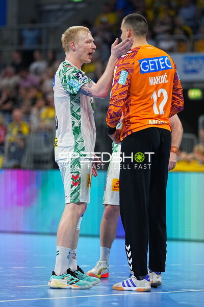 Magnus Saugstrup (#23; SC Magdeburg) im Gespräch mit Matej Mandić (#12; SC Magdeburg)