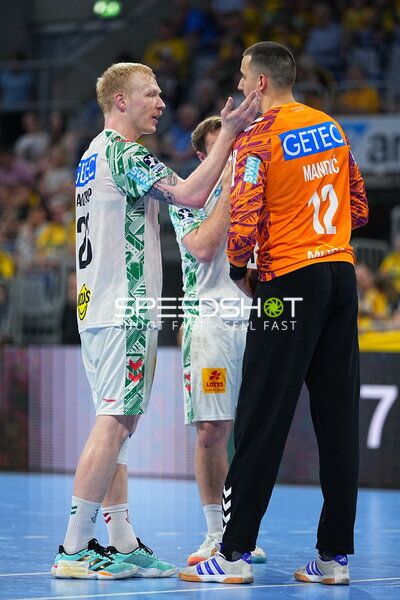 Magnus Saugstrup (#23; SC Magdeburg) im Gespräch mit Matej Mandić (#12; SC Magdeburg)