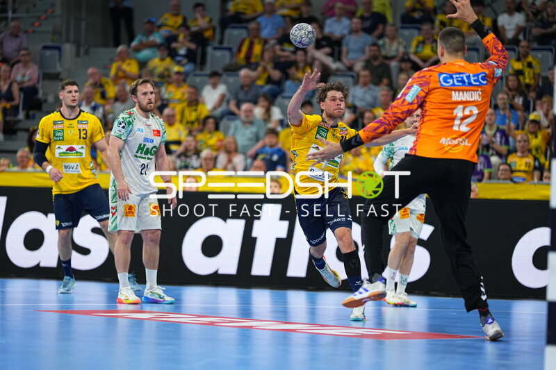 David Möré (#15; Rhein Neckar Löwen) beim Wurf gegen Matej Mandić