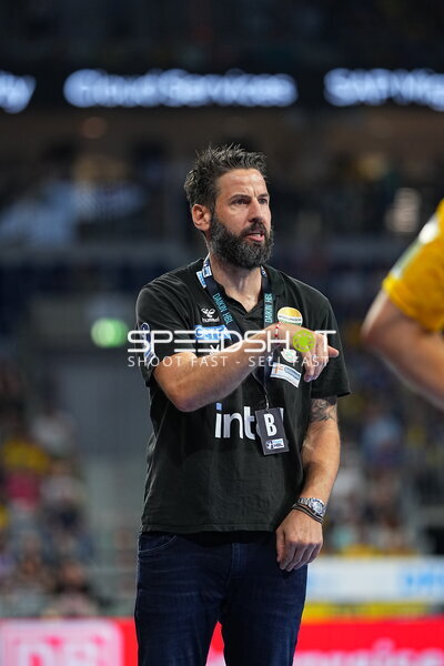 Bennet Wiegert (Trainer; SC Magdeburg) gibt Anweisungen in der SAP Arena