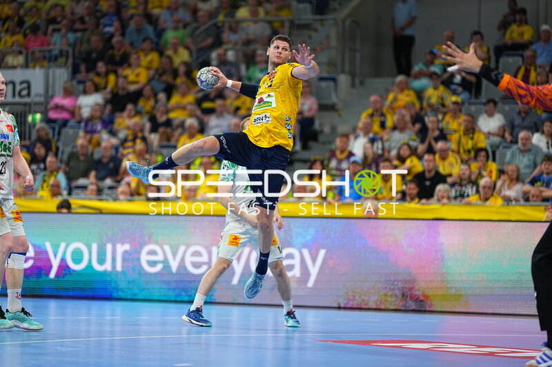 Sebastian Heymann (#13; Rhein Neckar Löwen) beim Sprungwurf
